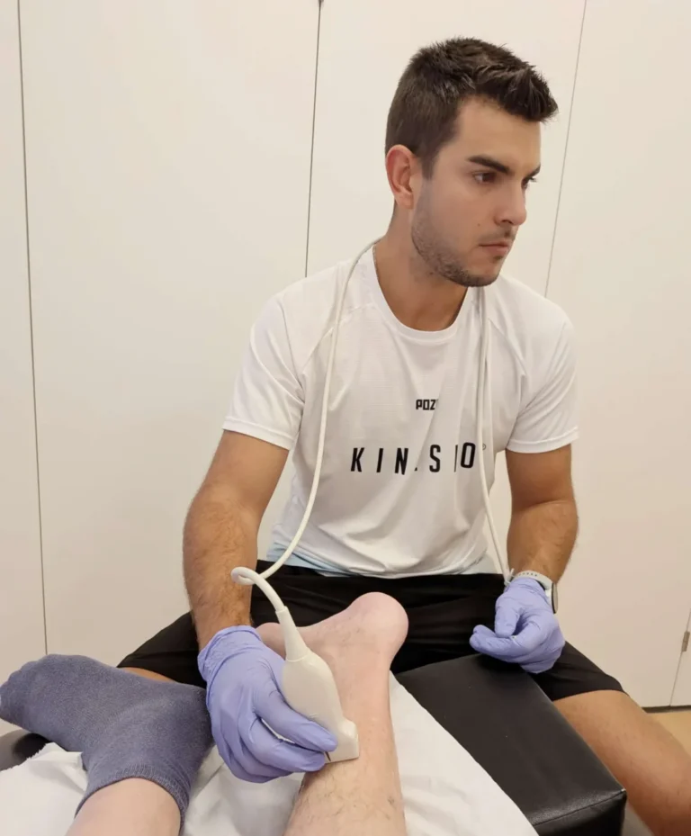 Ramón, trabajador de Centro Kinesio, realizando una ecografía.