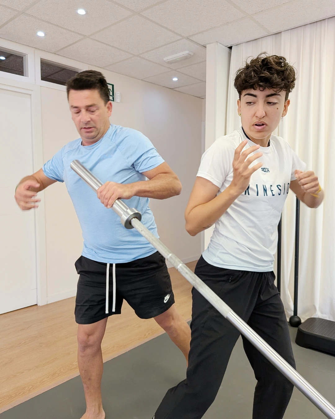 Marina Peña, fisioterapeuta de Centro Kinesio, realizando una sesión de entrenamiento personal.